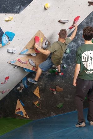 Schüler beim Bouldern