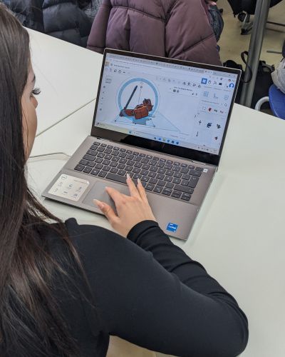 Schülerin vor Laptop