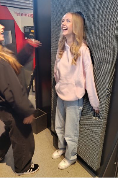 Zwei Schülerinnen, Abdruck des Körpers an spezieller Wand