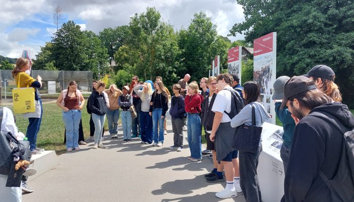 Schülergruppe vor Freifläche