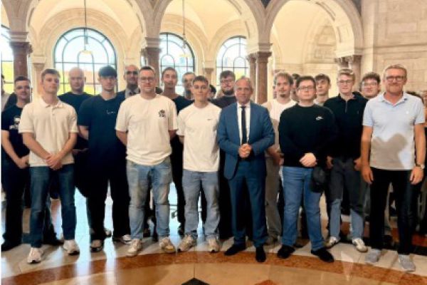 Personen stehend mit Staatsminister Thorsten Glauber