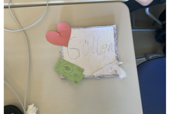 Herz, Geldschein, Pistole, Ortschild