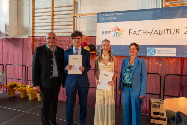 Personengruppe mit Urkunden