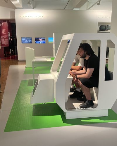 Zwei Schüler sitzend in Museumsobjekt