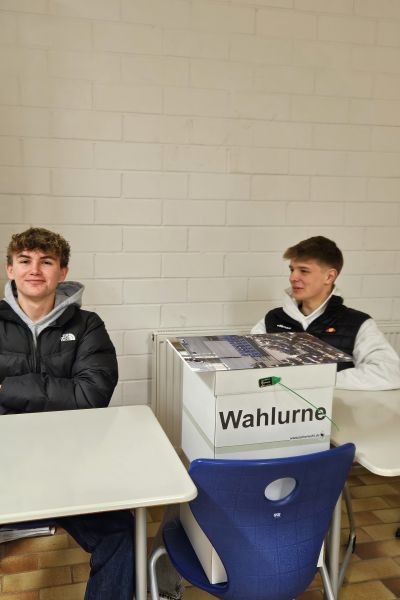 Schüler vor Wahlurne