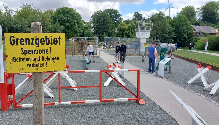 Exemplarischer Grenzzaun mit Schild "Grenzgebiet"