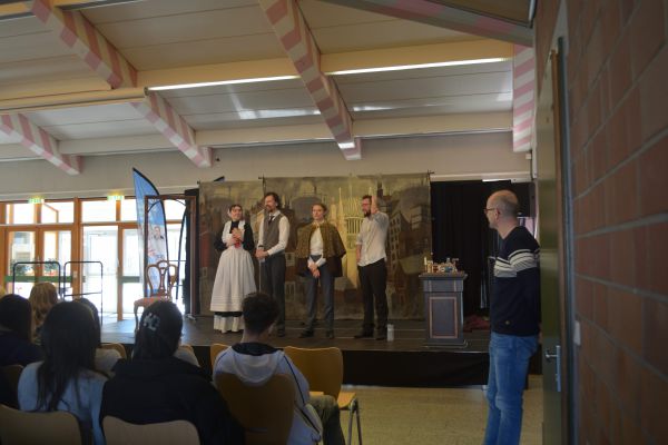 Schauspielerinnen und Schauspieler bei Fragerunde