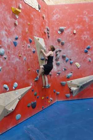 Schülerin beim Bouldern