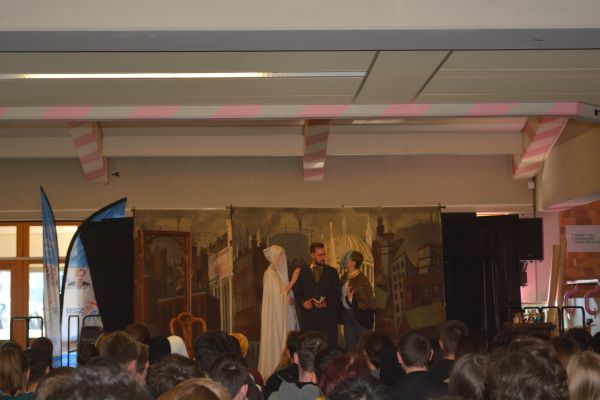 Blick auf die Bühne, drei Schauspielerinnen und Schauspieler