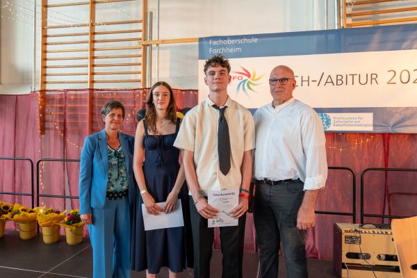 Personengruppe mit Urkunden
