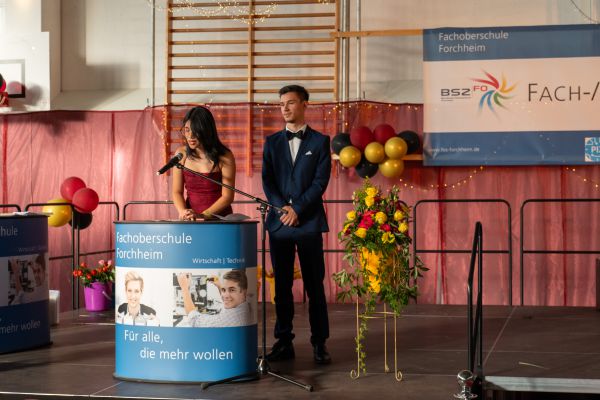 Personen vor Rednerpult