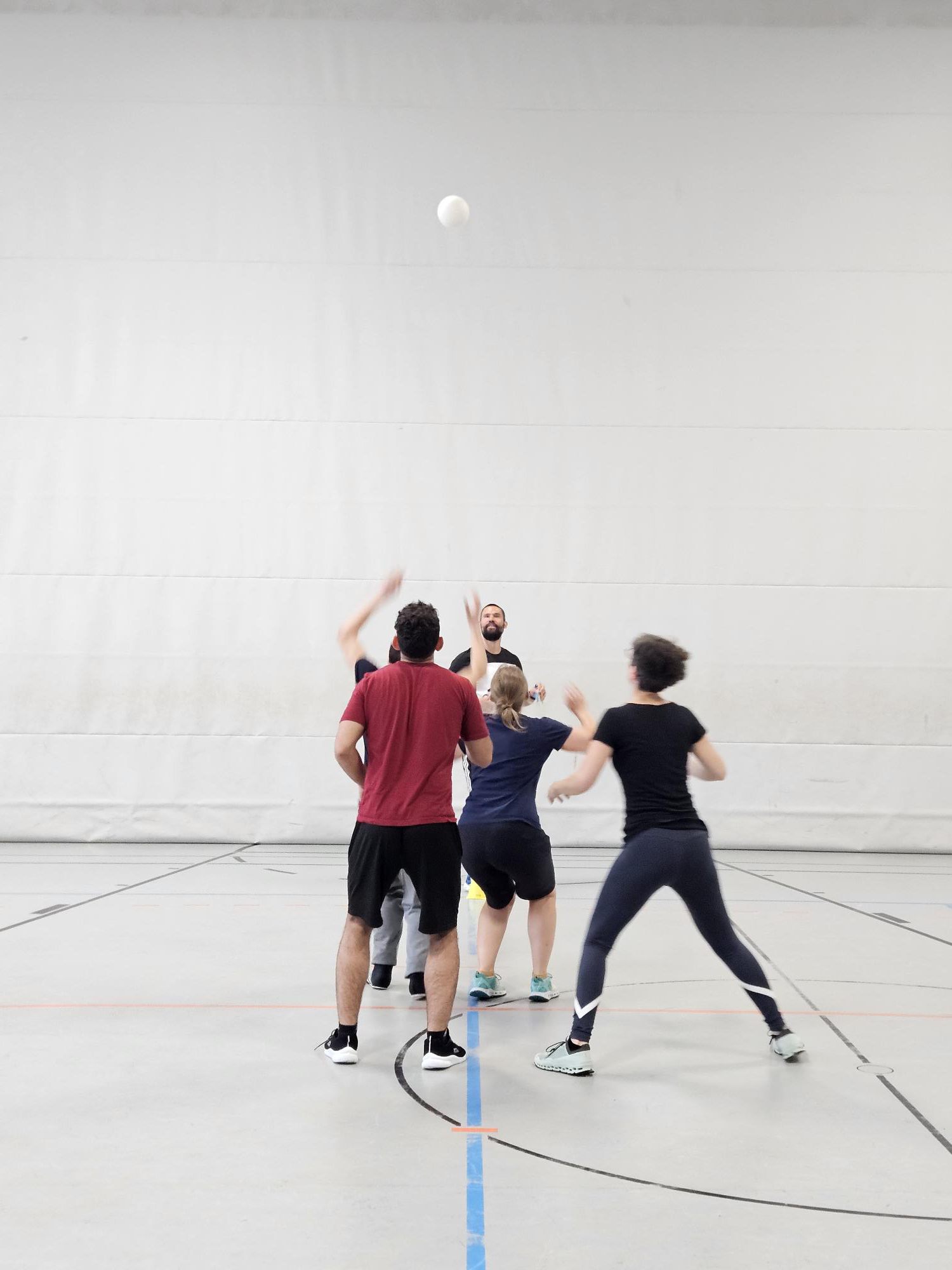Schüler, Lehrerinnen beim Völkerball