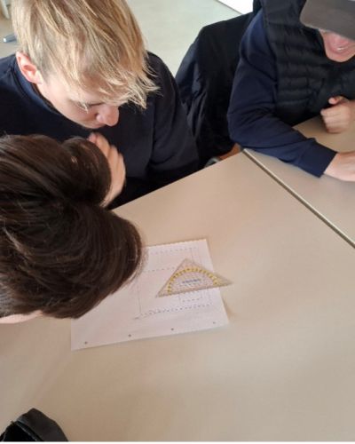 Schüler vor Blatt mit Aufgabe