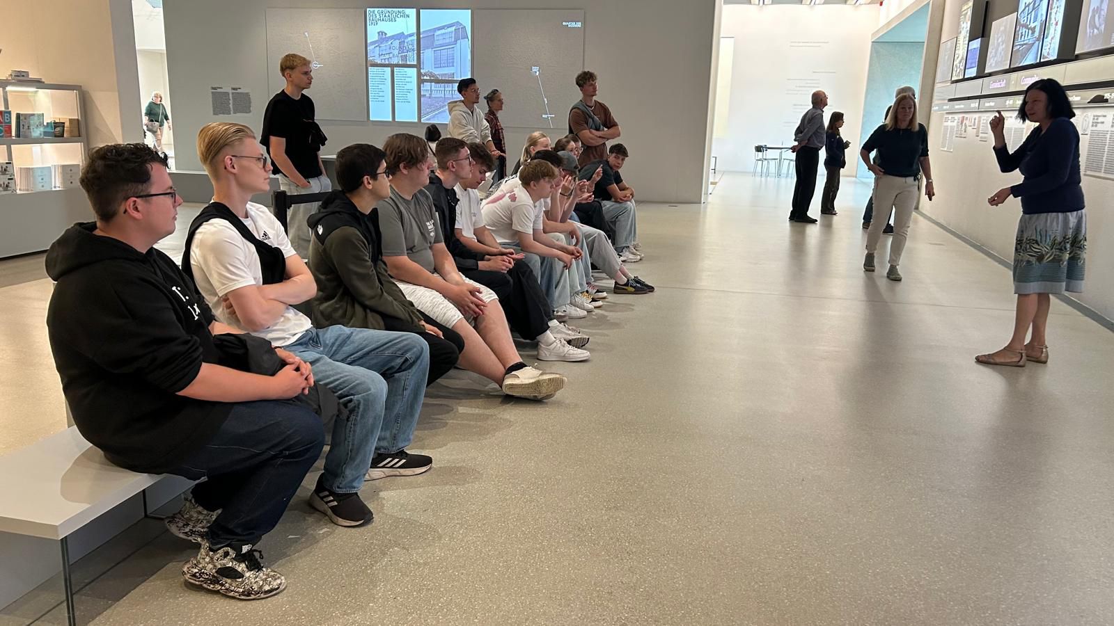 Schülerinnen und Schüler im Bauhaus-Museum