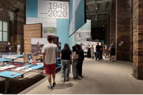 Schülerinnen und Schüler im Ausstellungsraum