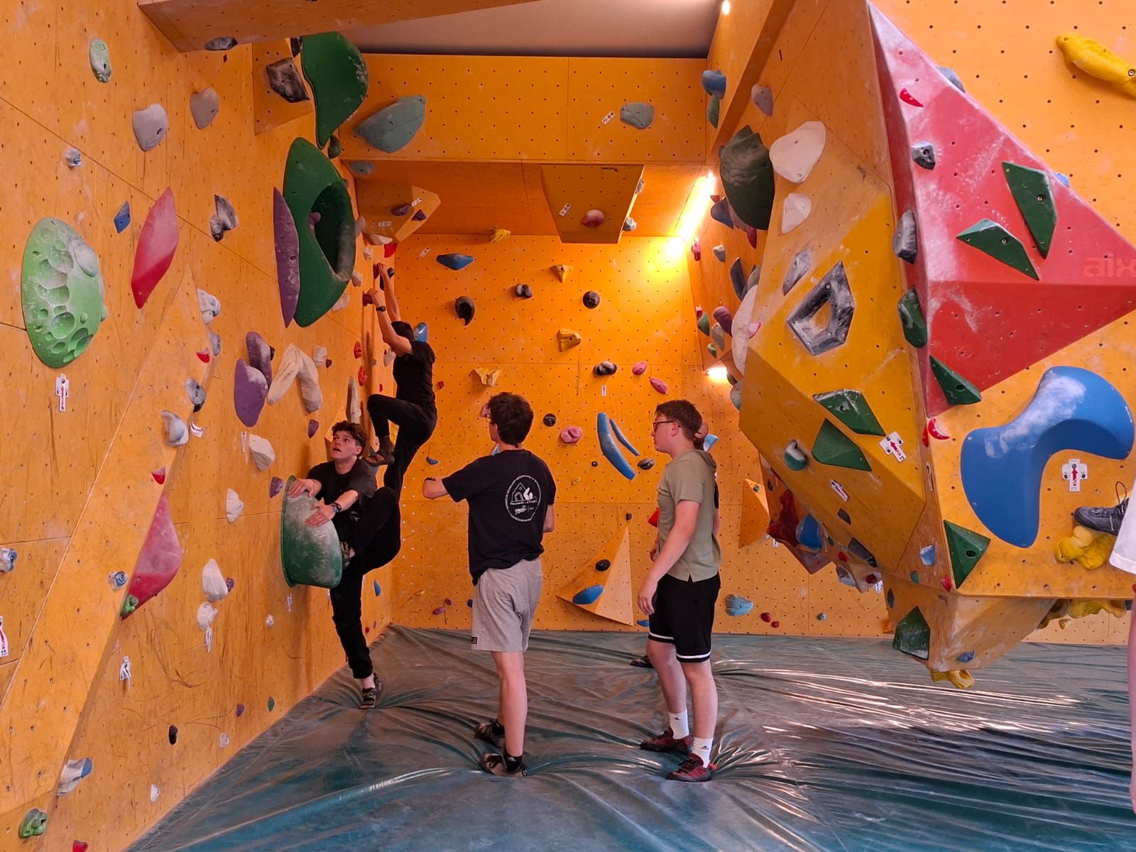 Schüler beim Bouldern