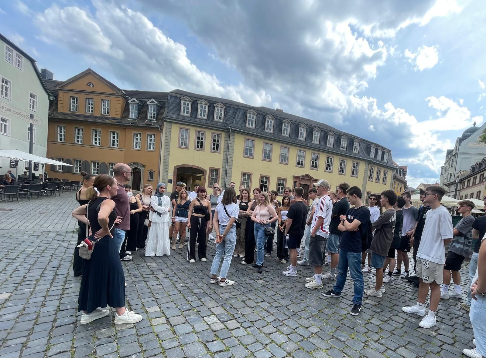 Schülergruppe bei einer Stadtführung