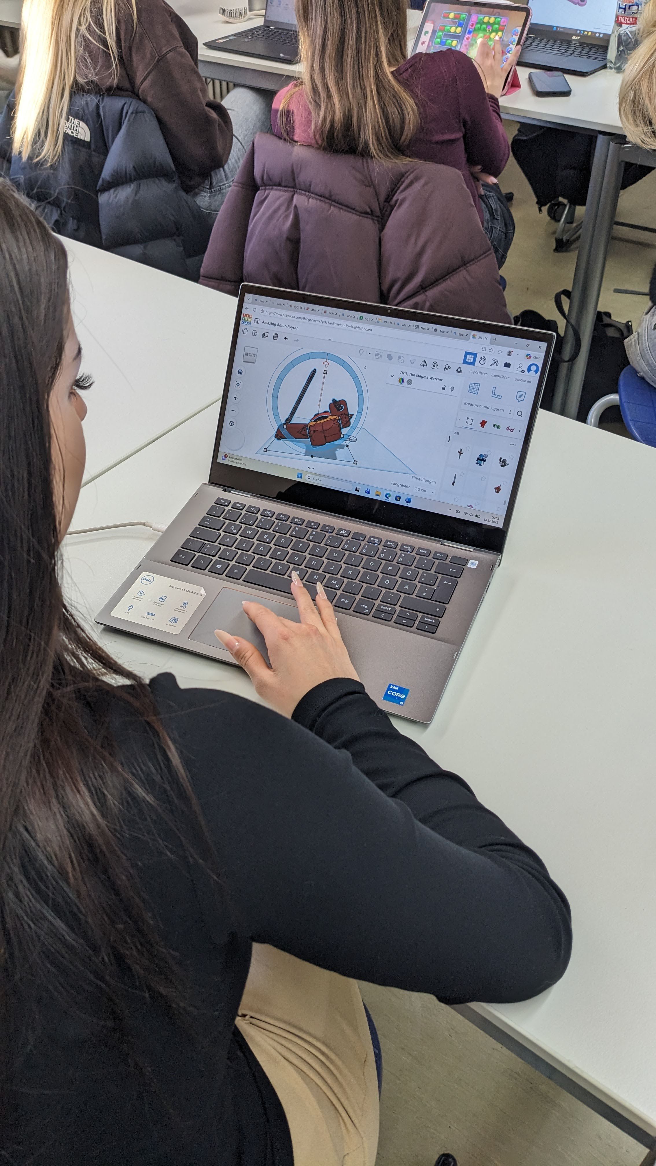 Schülerin vor Laptop