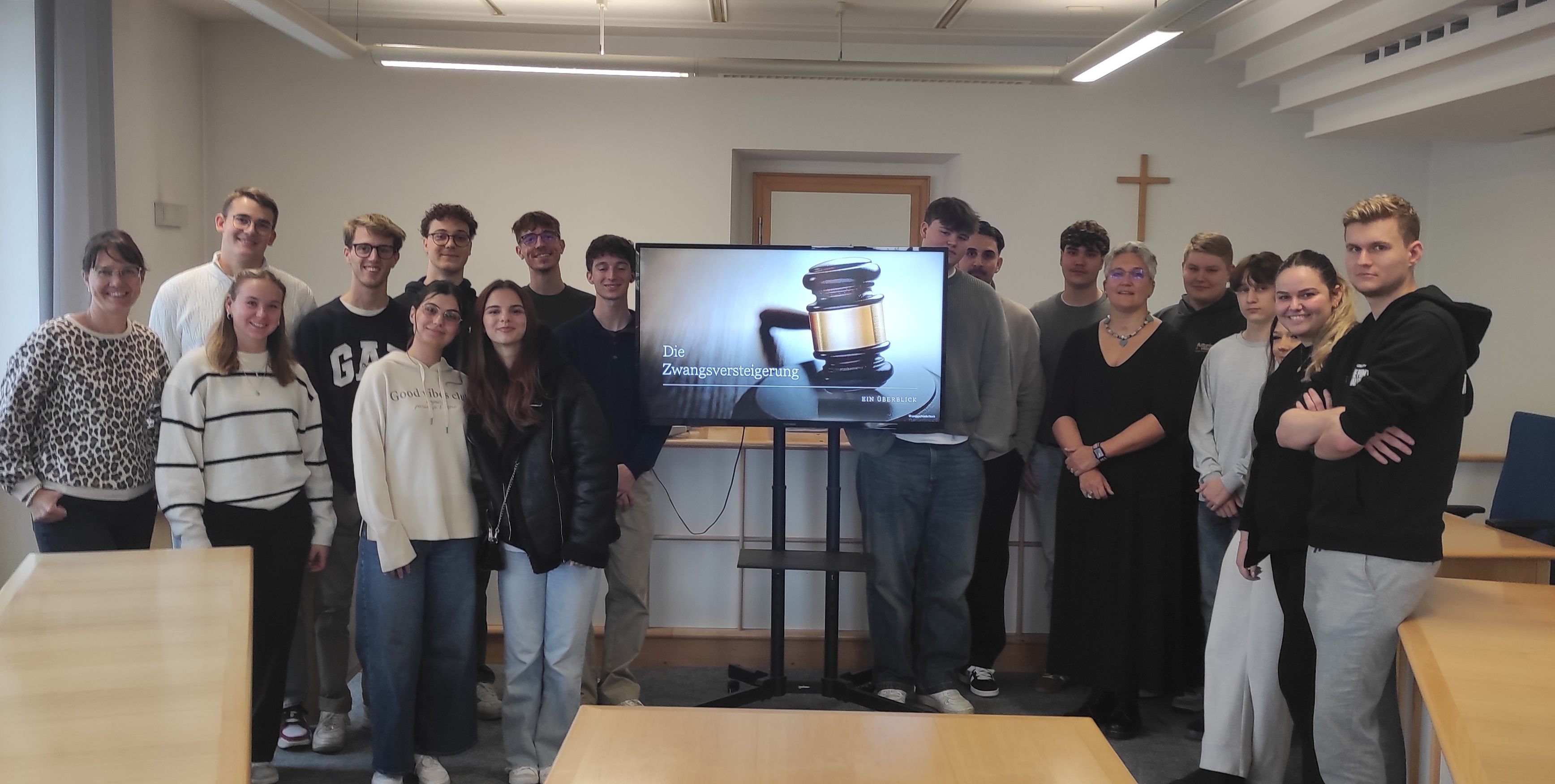 Schülergruppe, Bildschirm mittig