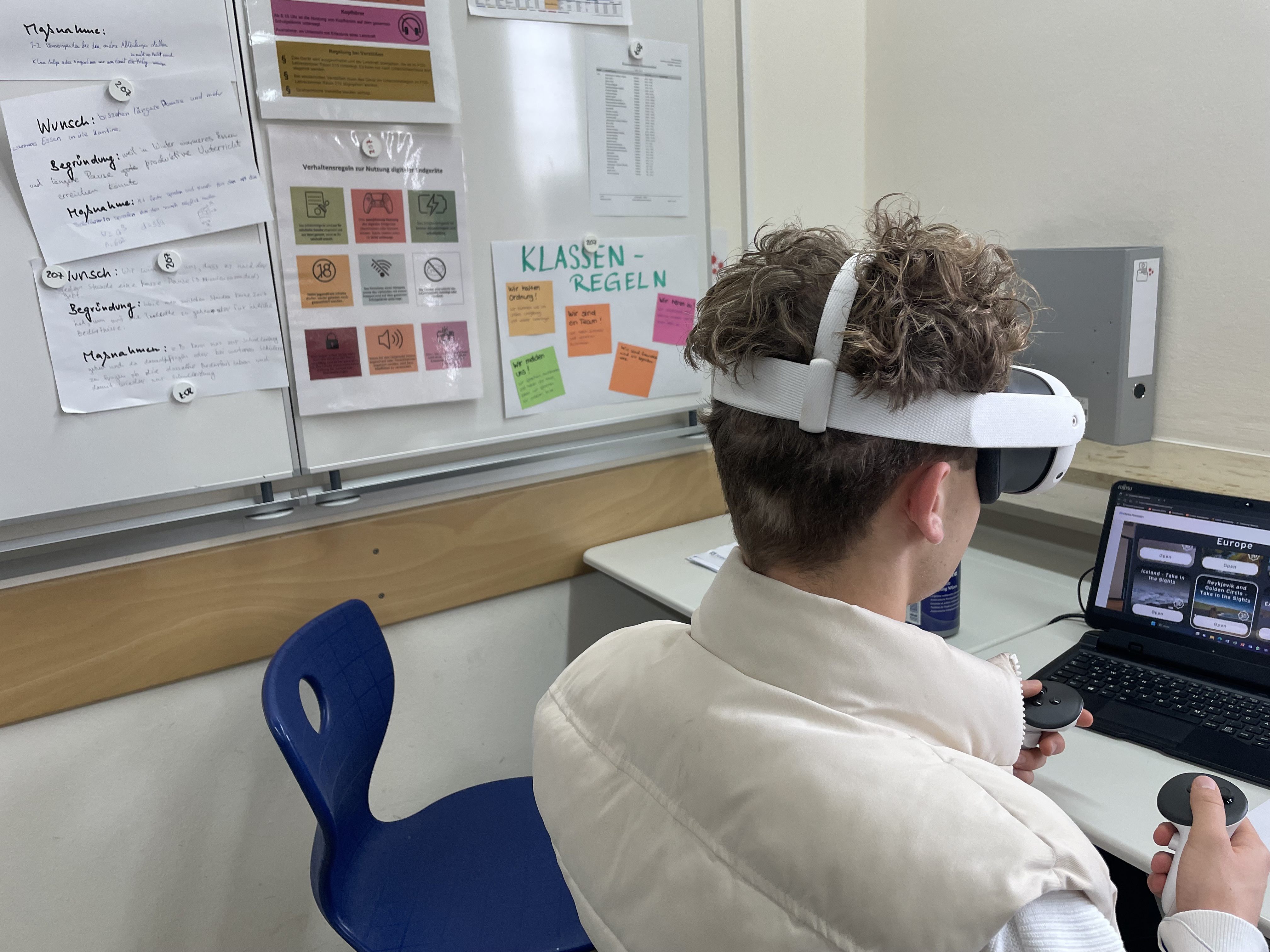 Person mit VR-Brille, sitzend