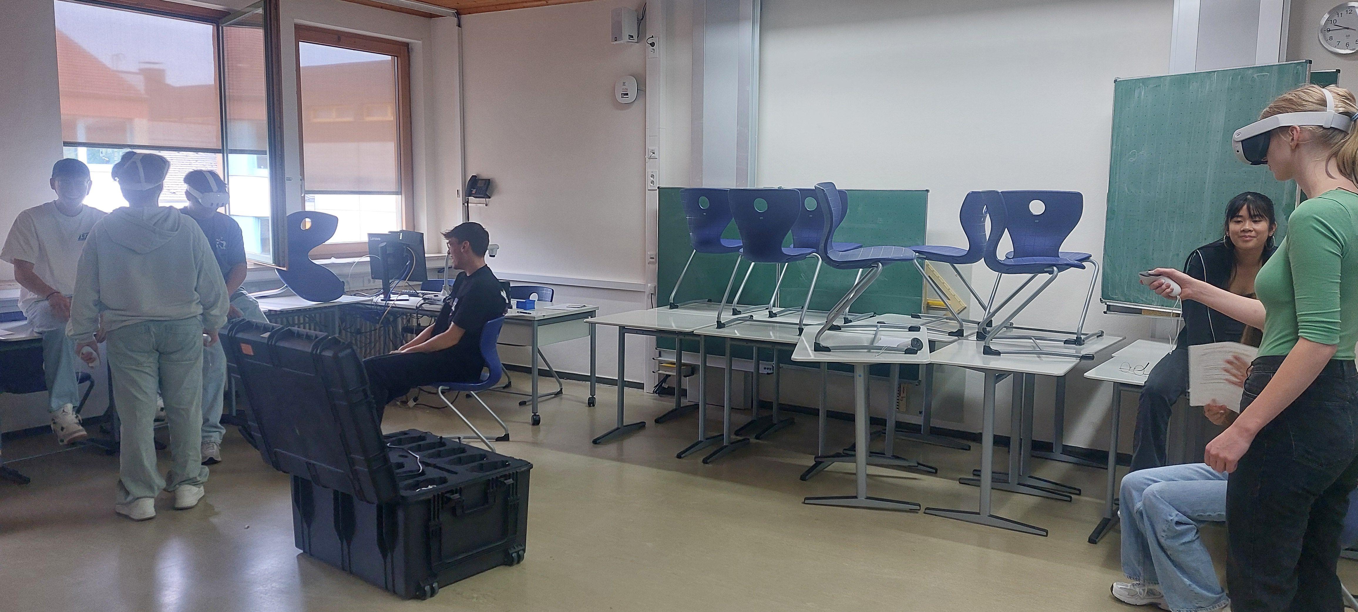 Mehrere Schülerinnen und Schüler mit VR-Brille im Klassenraum