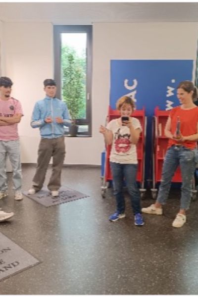 Personengruppe stehend; Präsentation einiger Personen